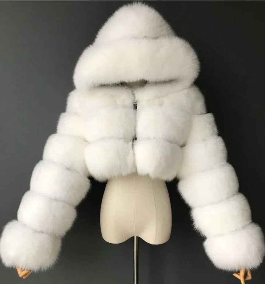 Angeline® | Manteau Court à Capuche en Fausse Fourrure - parlezmode.com