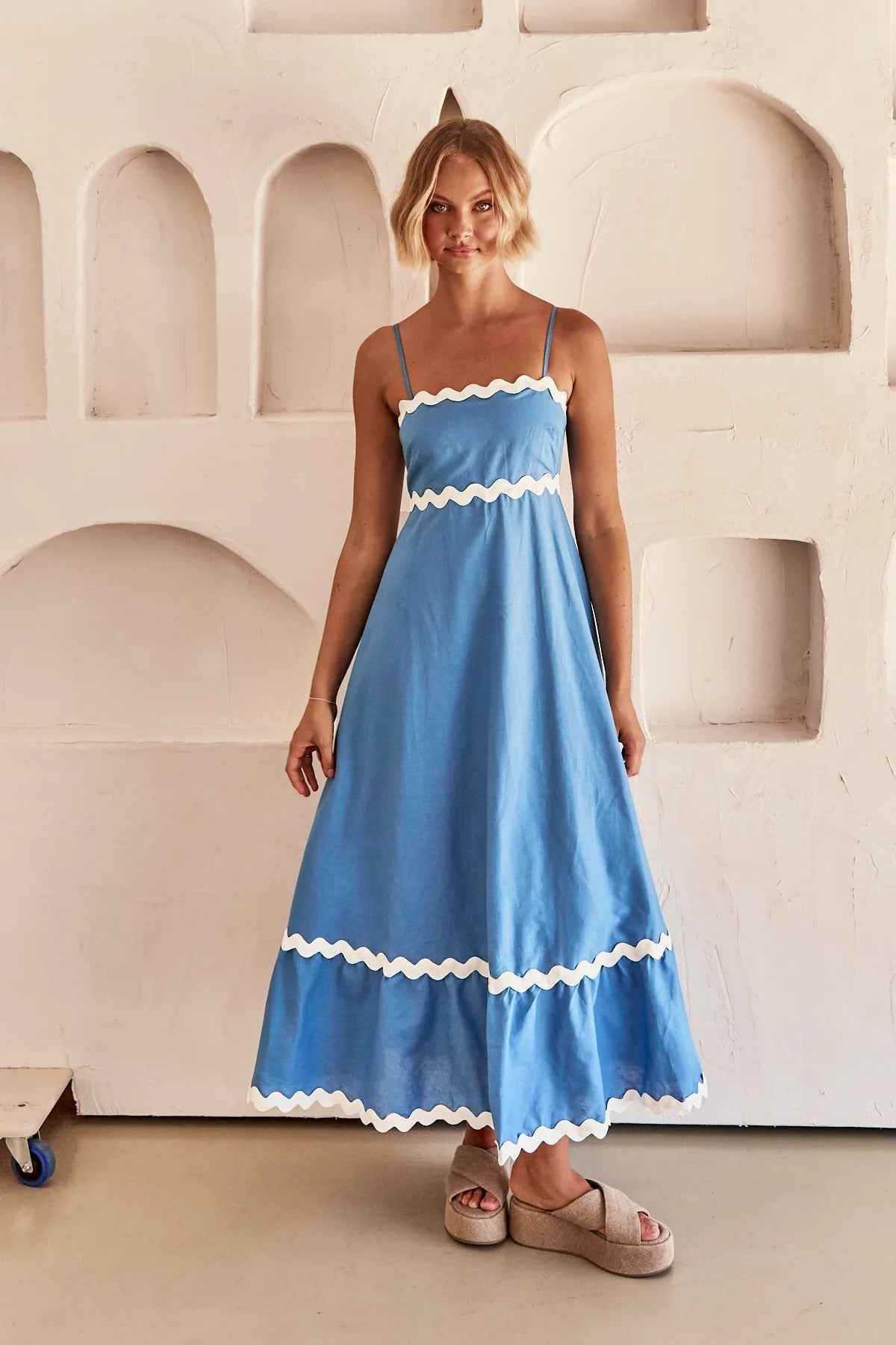 Solmira® | Robe Élancée aux Finitions Ondulées