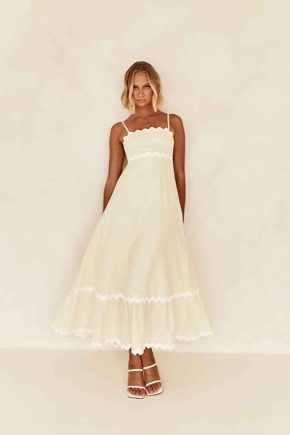 Solmira® | Robe Élancée aux Finitions Ondulées - parlezmode.com