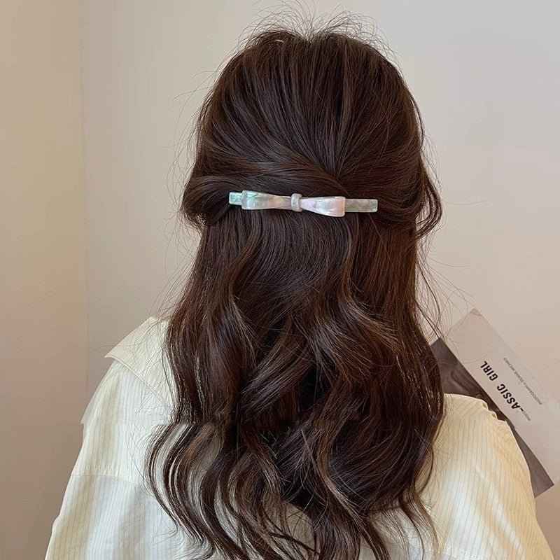 Comment Adopter le Style Parisien avec une Barrette à Nœud Vertical: Le Must-Have de la Mode Française - parlezmode.com