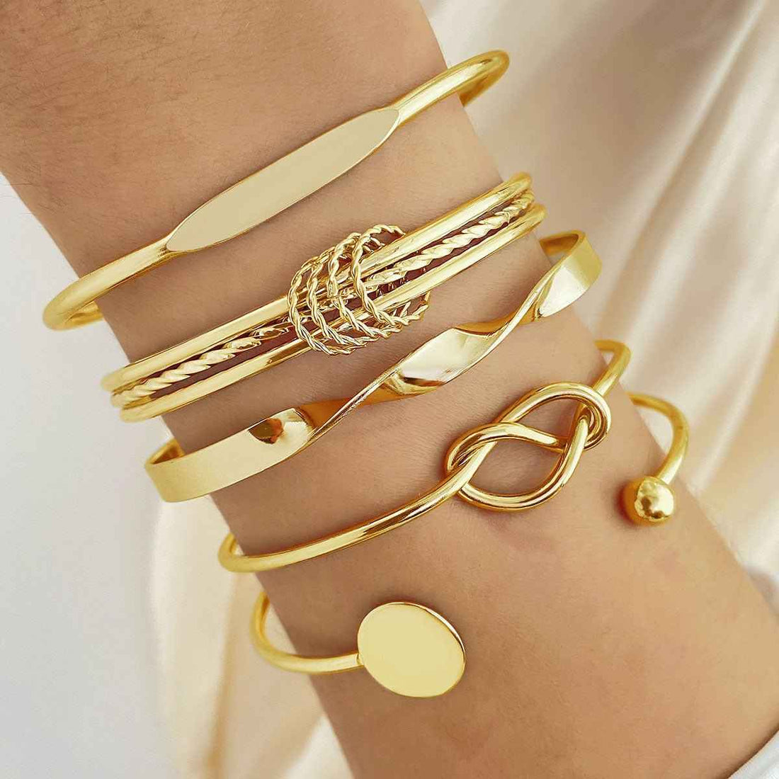 Sublimez Votre Style Parisien Chic avec le Bracelet Chaîne Rétro Simple : Les Astuces de Mode Française pour Automne Hiver 2025 - parlezmode.com