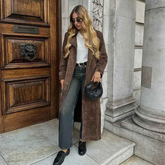 Comment le Manteau Céleste en Suédine Redéfinit le Look Parisien Féminin à la Mode Française - parlezmode.com