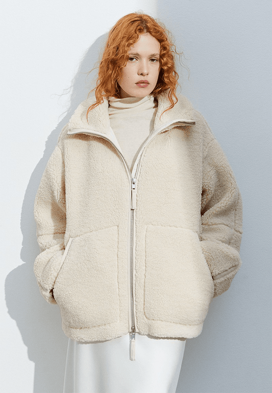 Comment la Stella® Veste Polaire Teddy Complète le Look Parisien Femme avec Bijoux Minimalistes et Autres Essentiels - parlezmode.com