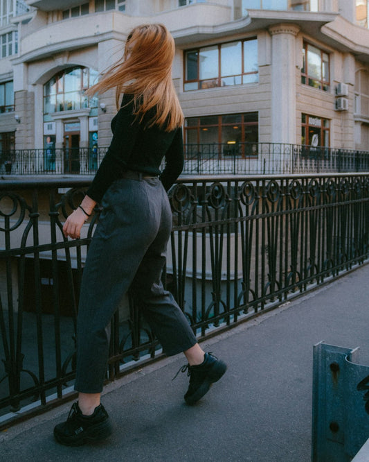 Pour un style parisien chic: Associez les vêtements élégants à votre manière unique. - parlezmode.com
