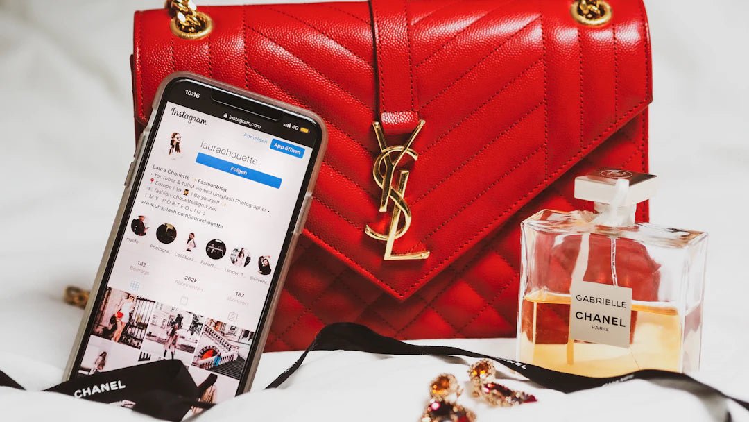 Accessoires de luxe pour smartphones en cuir et marbre - parlezmode.com