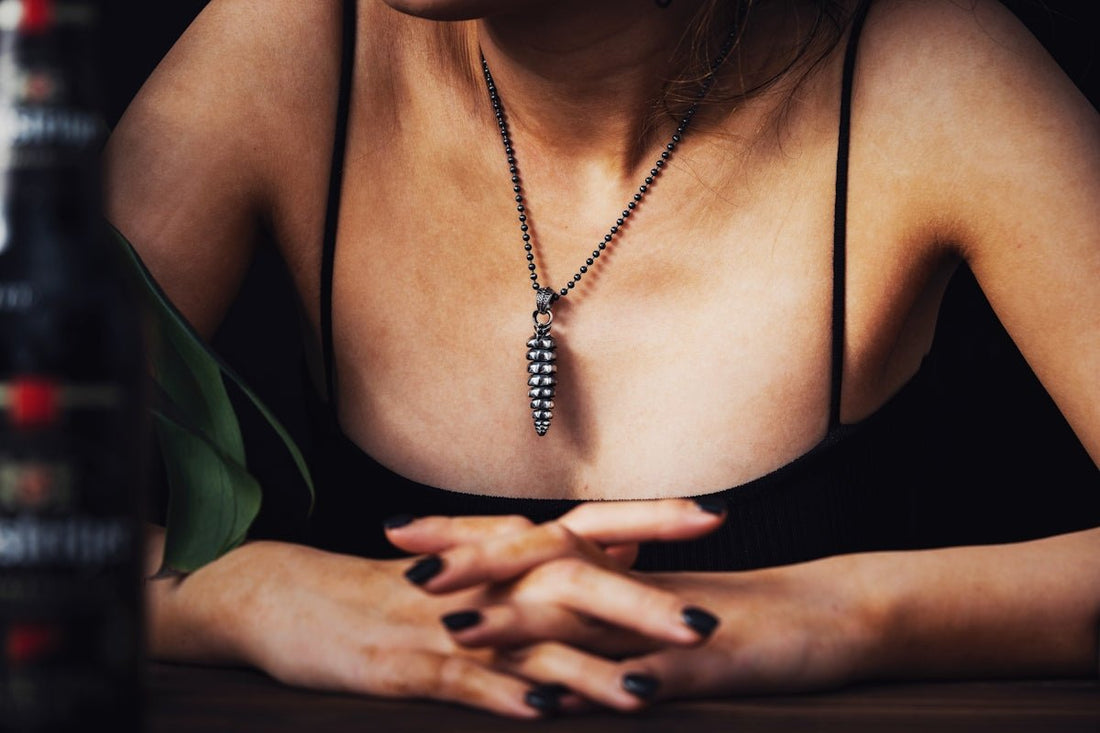 Conseils pour Assortir votre Robe Fendue Élégante avec des Bijoux Minimalistes Femme - parlezmode.com