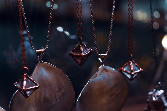 Bijoux à pendentifs tendances pour un style parisien unique - parlezmode.com