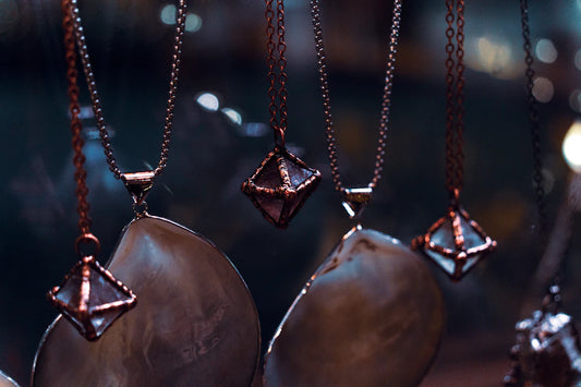 Bijoux à pendentifs tendances pour un style parisien unique